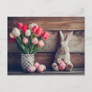 Carte Postale lapin de Pâques assis à côté d'œufs colorés et de