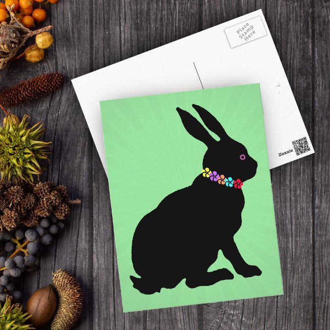 Carte Postale Lapin noir assis en Silhouette Jolie Fleurs (Sitting black silhouette Easter or Spring time rabbit wearing flowers on green postcard.)