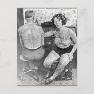 Carte Postale L'artiste de tatouage de la dame
