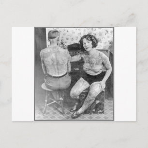 Carte Postale L'artiste de tatouage de la dame
