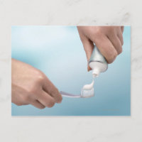 Le dentifrice est pressé sur une brosse