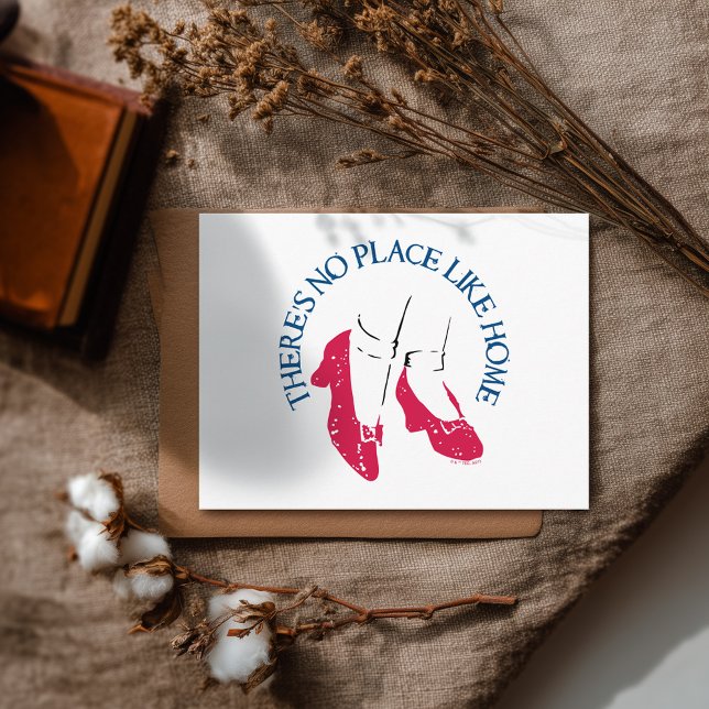 Carte Postale Le Magicien d'Oz™ | Nulle part comme chez soi™ (Postcard simulated on table)