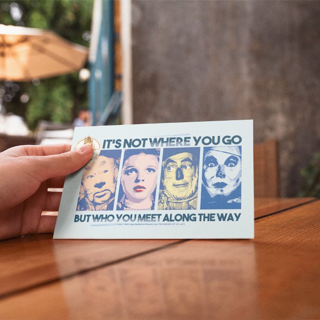 Carte Postale Le Magicien d'Oz™ | Qui rencontrez-vous en chemin (Person holding postcard)