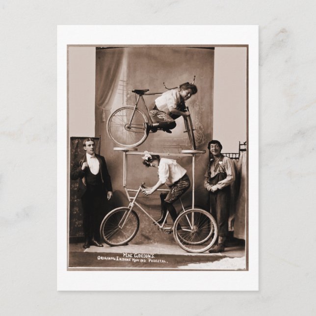 Carte Postale Le piédestal fou original de Mae Gordon (Devant)