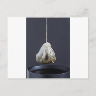 Carte Postale Le sac de thé est suspendu dans une tasse