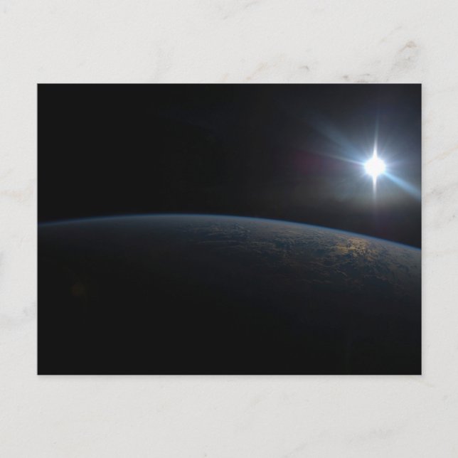 Carte Postale Le Soleil qui s'installe sur l'horizon terrestre. (Devant)