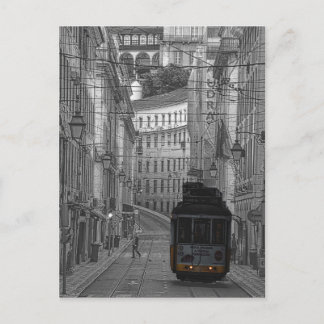 Carte Postale Le tramway jaune de Lisbonne noir et blanc