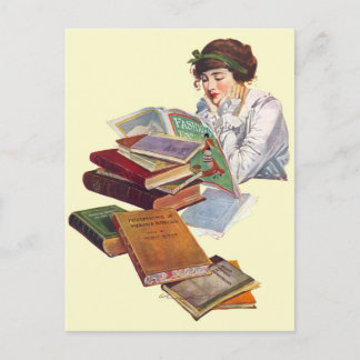Carte Postale Le ver de livres Lire un magazine de mode