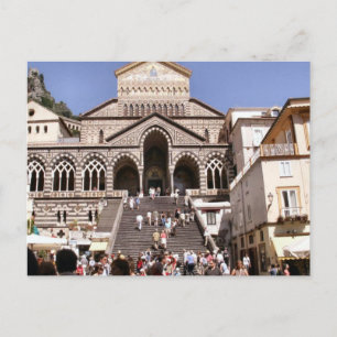 Carte Postale L'église d'Amalfi, visitée par de nombreux tourist