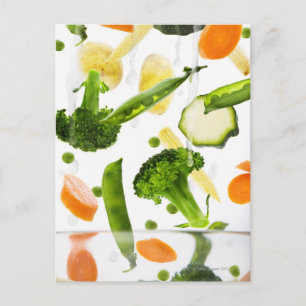 Carte Postale Légumes frais avec de l'eau tombant dans un bol