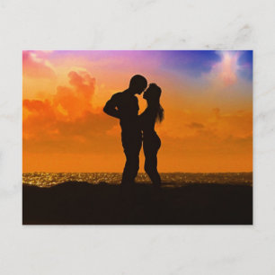 Carte Postale Les amateurs de baiser au coucher du soleil sur la