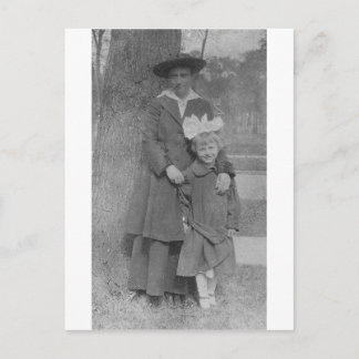 Carte Postale les années 1920 enfantent et fille par l'arbre