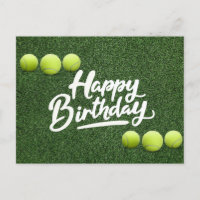 Les balles de tennis sont sur l'herbe verte