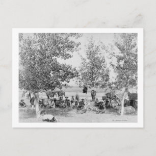 Carte Postale Les Cowboys mangent le dîner sur le sol sous les a