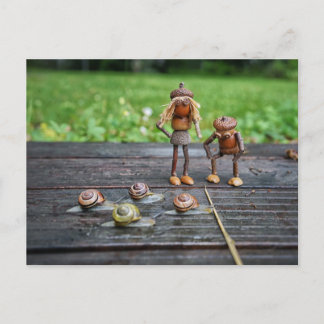 Carte Postale Les elfes d'Acorn regardent les courses d'escargot