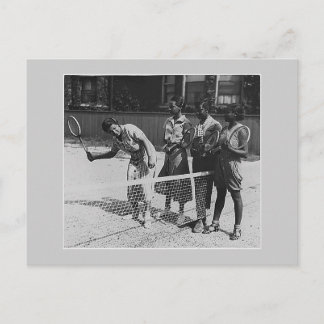 Carte Postale Les filles apprennent à jouer au tennis
