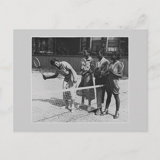 Carte Postale Les filles apprennent à jouer au tennis (Devant)