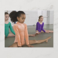 Les filles s'étirant en gymnastique