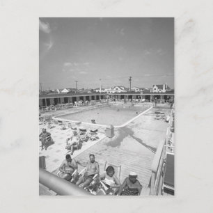 Carte Postale Les gens se détendre dans la piscine extérieure B&