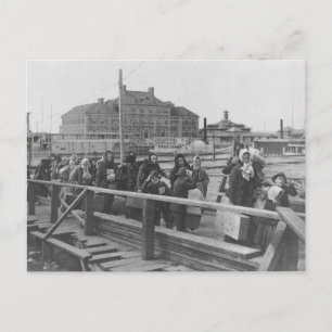 Carte Postale Les nouveaux immigrants débarquent à Ellis Island 