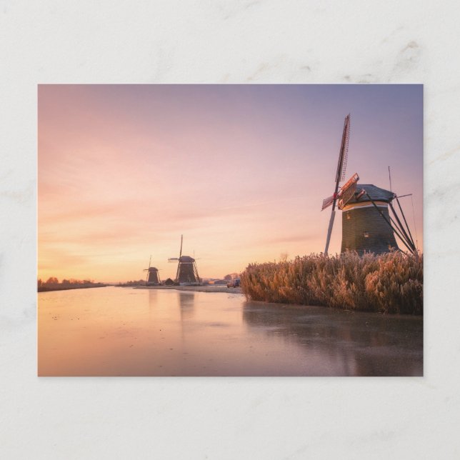Carte Postale Lever de soleil sur la rivière gelée avec moulins  (Devant)