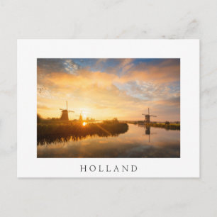 Carte Postale Lever de soleil sur les moulins à vent et une rivi