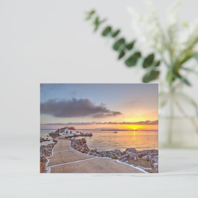 Carte Postale Lever du soleil à la petite église Agios Isidoros  (Debout devant)