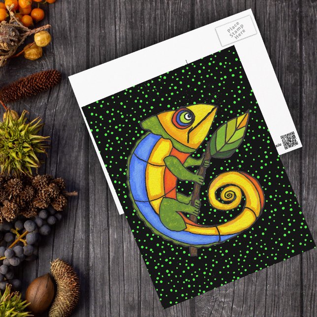 Carte Postale Lézard coloré sur une branche (Colourful abstract lizard with leaf on branch on black with green polka dots postcards.)
