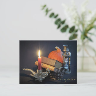 Carte Postale Livres anciens et sablier sur une table sombre