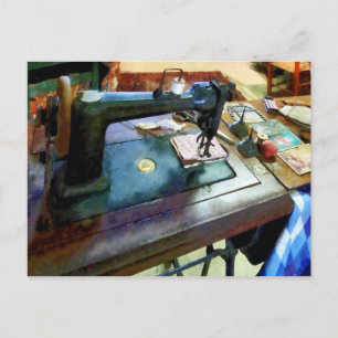 Carte Postale Machine à coudre avec ciseaux