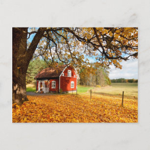 Carte Postale Maison Suédoise Rouge parmi les feuilles d'automne