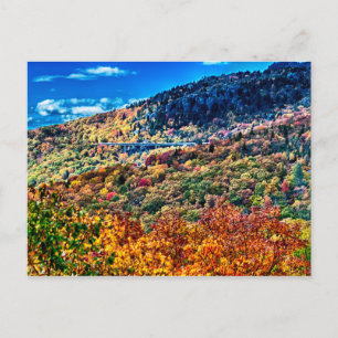 Carte Postale matinée de saison automnale sur la route montagnar