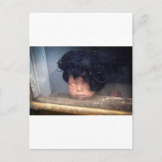 Carte Postale Mauvais Jour De Cheveux Poupée Vintage Dans Fenêtr