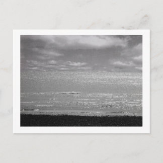 Carte postale mer et ciel noir et blanc.