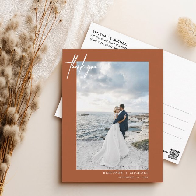 Carte Postale Merci en terre cuite simple à la main (Elegant hand lettered thank you wedding postcard with a minimalistic design perfect for any couple.)