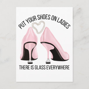 Carte Postale Mettez vos chaussures sur les dames il y a du verr