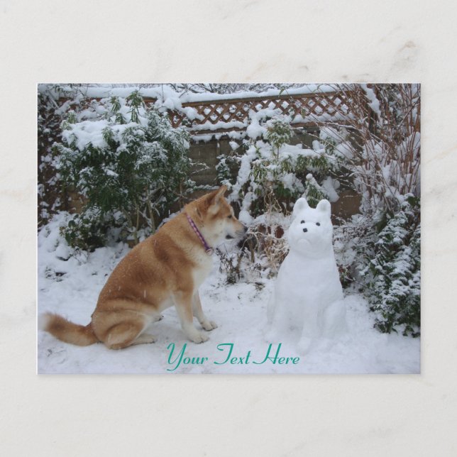 Carte Postale mignonne akita dans la neige avec bonhomme de neig (Devant)