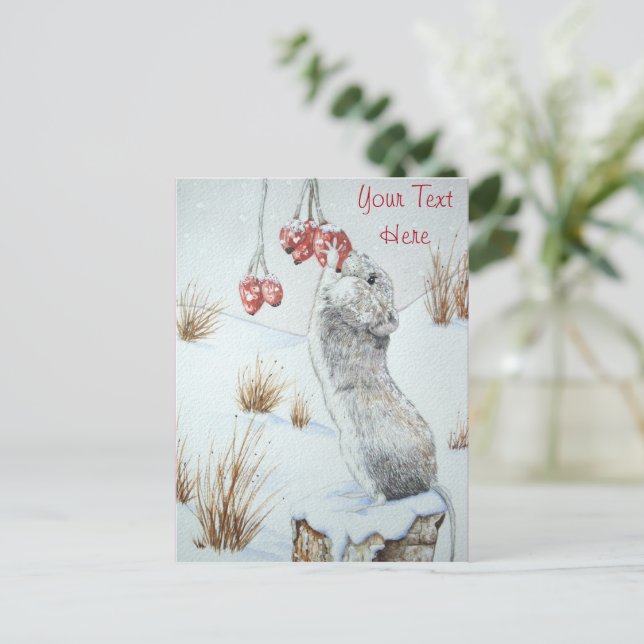 Carte Postale Mignonne souris mangeant des baies de neige faune (Debout devant)