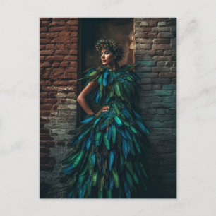 Carte Postale Modèle dans une robe en plumes vertes Pots contre