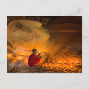 Carte Postale Moine Priant Par Un Bouddha