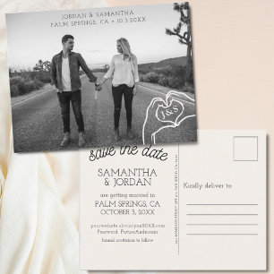 Carte Postale Monogramme des mains du coeur tendance Enregistrer