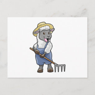 Carte Postale Mouton en fermier avec râteau et chapeau