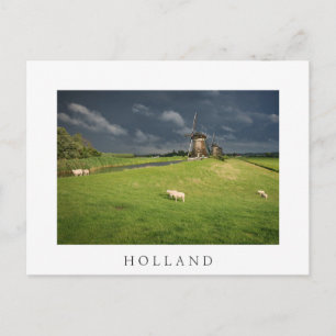 Carte Postale Moutons avec moulins à vent sous des nuages sombre