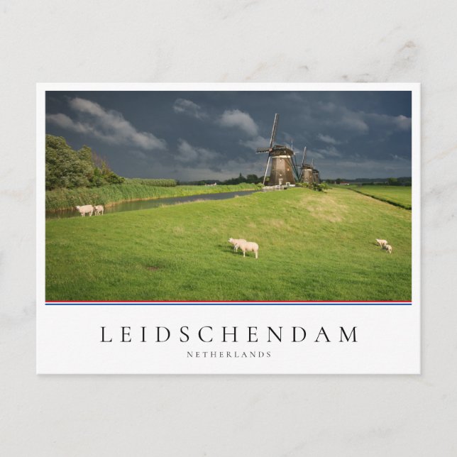 Carte Postale Moutons avec moulins à vent sous des nuages sombre (Devant)