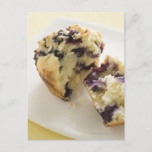 Carte Postale Muffin bleuté ouvert sur une assiette blanche