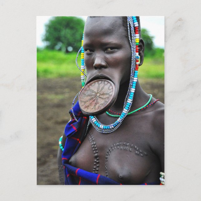 Carte Postale Mursi Femme avec plaque de lèvres et scarification (Devant)
