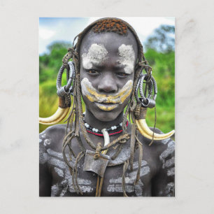 Carte Postale Mursi garçon avec corps peint et coiffure de défen