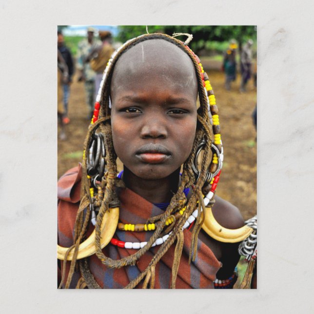 Carte Postale Mursi Girl portant la tête de défenses (Devant)