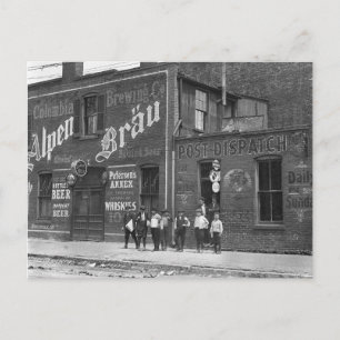 Carte Postale Newsboys Outside a Saloon, 1910
