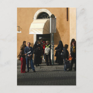 Carte Postale Nonnes à l'arrêt d'autobus